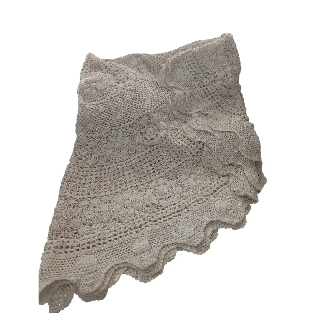 GORGEOUS VINTAGE FLORAL & LACE CREAM CROCHETED TABLECLOTH, CIRCULAR! 68